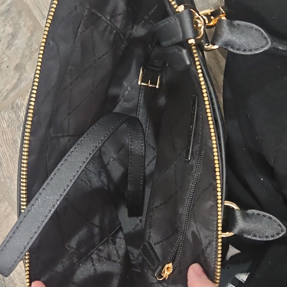New MICHAEL Michael Kors Cindy Medium Saffiano Leather Dome Satchel Black - Picture 6 of 7